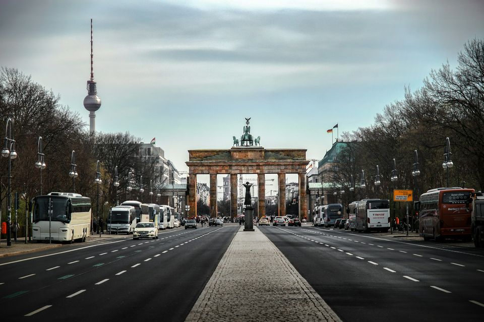Berlin’de Brandenburg Kapısı ve televizyon kulesi