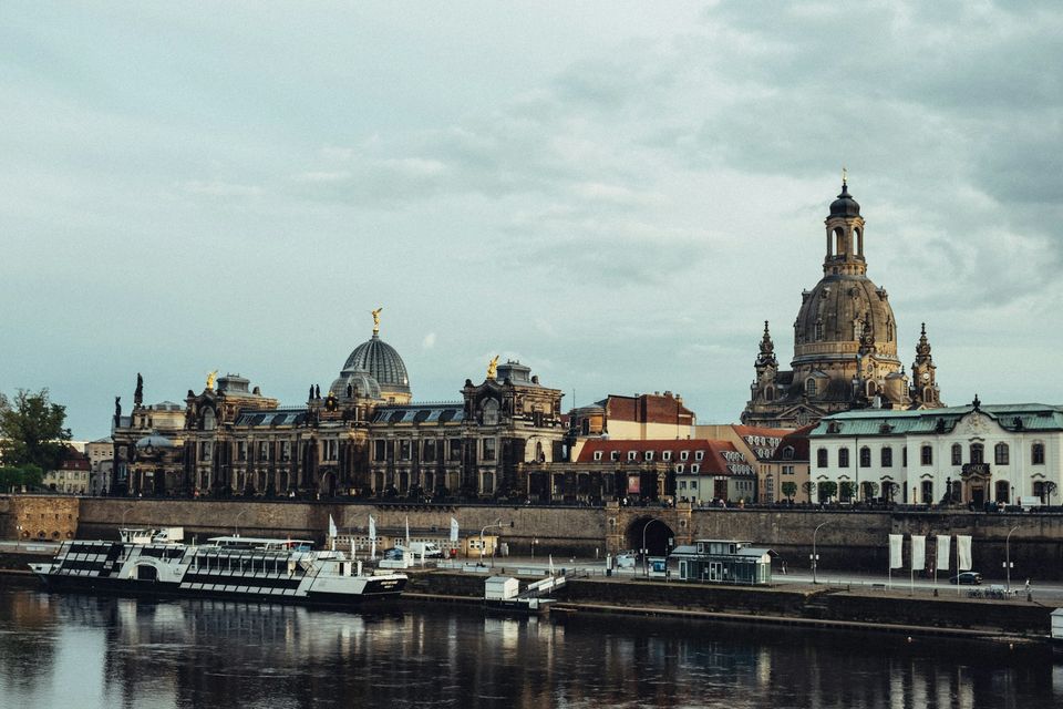 Elbe nehrinden Dresden silueti ve Frauenkirche
