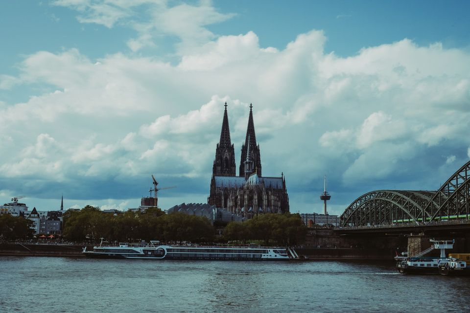 Ren nehri kıyısında Köln Katedrali