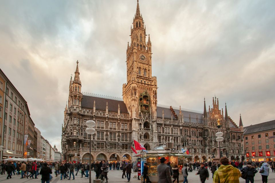 Münih’te Marienplatz ve Yeni Belediye Binası